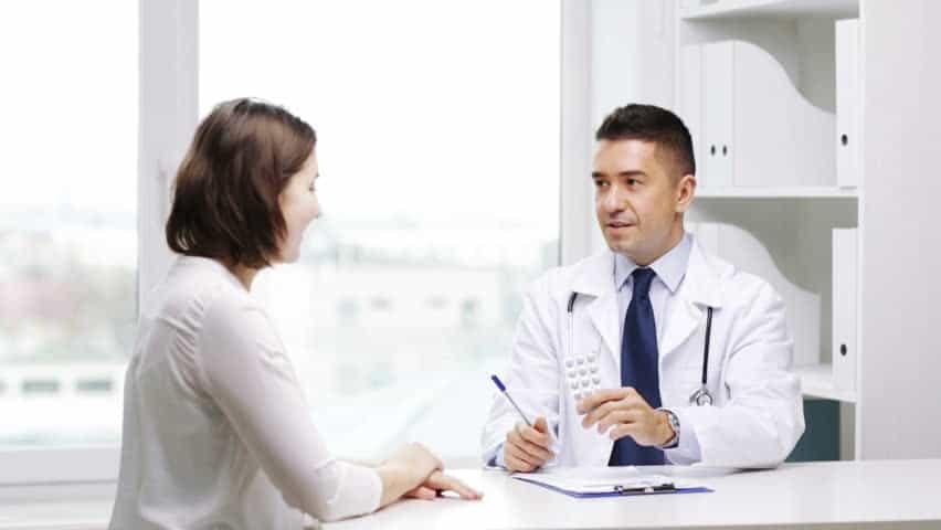 Bác sĩ kê toa thuốc