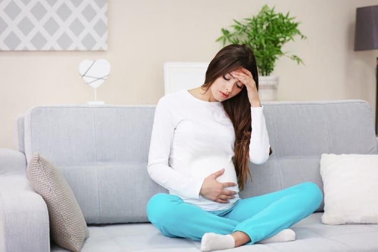 bà bầu ôm bụng